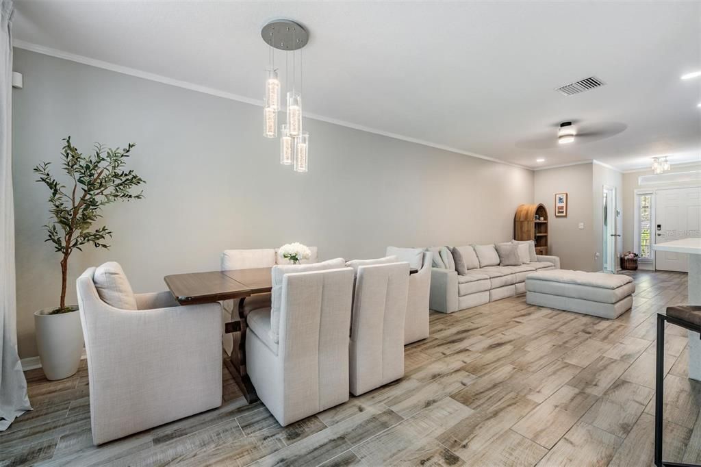 合同活跃: $274,900 (3 贝兹, 2 浴室, 1578 平方英尺)