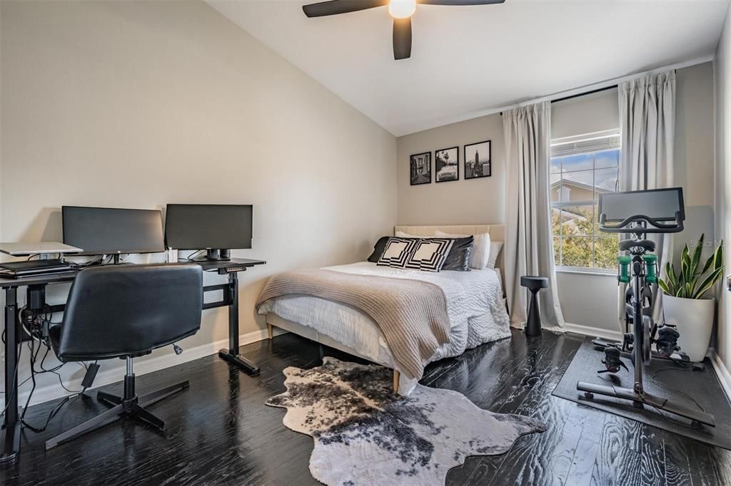 合同活跃: $274,900 (3 贝兹, 2 浴室, 1578 平方英尺)