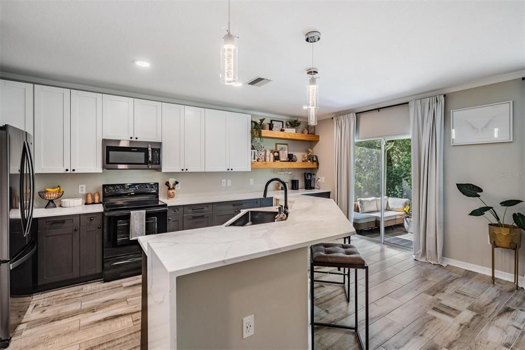 合同活跃: $274,900 (3 贝兹, 2 浴室, 1578 平方英尺)