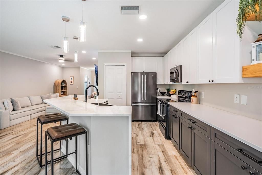 合同活跃: $274,900 (3 贝兹, 2 浴室, 1578 平方英尺)