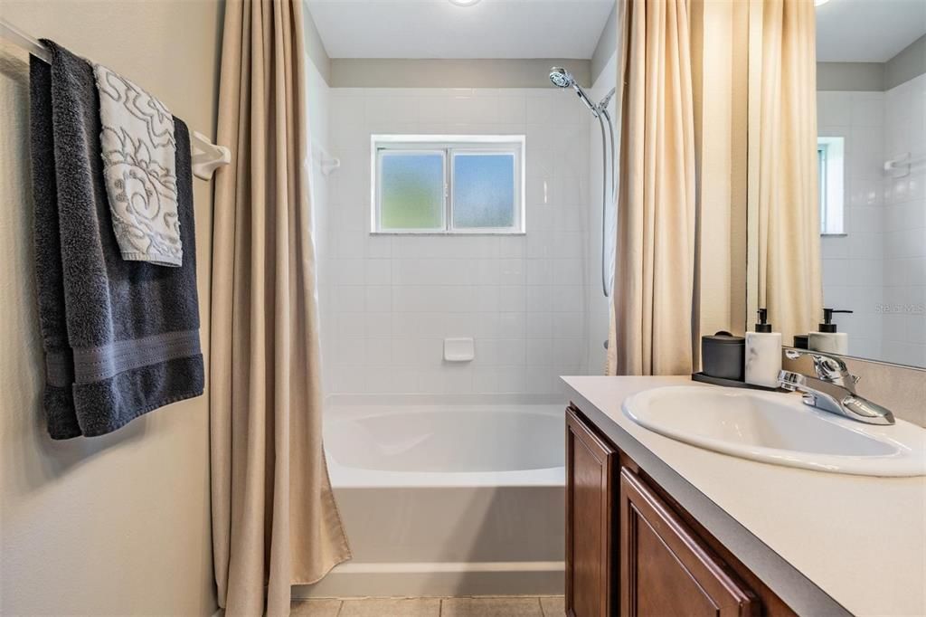 合同活跃: $274,900 (3 贝兹, 2 浴室, 1578 平方英尺)