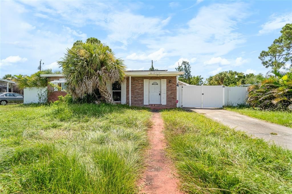 合同活跃: $144,900 (3 贝兹, 1 浴室, 851 平方英尺)