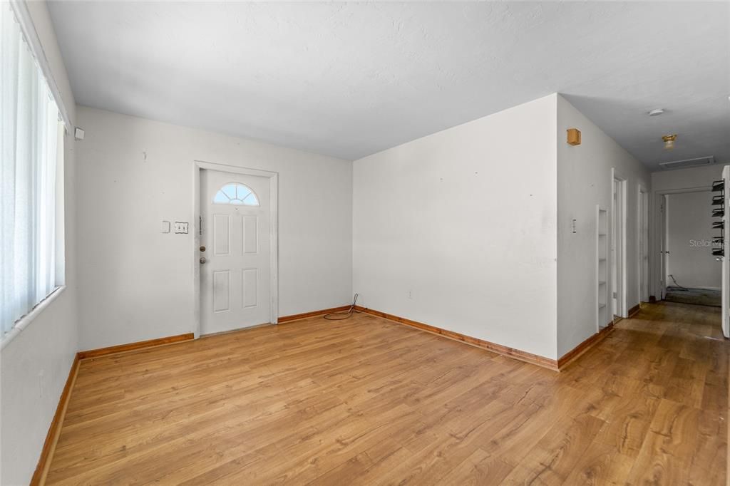 合同活跃: $144,900 (3 贝兹, 1 浴室, 851 平方英尺)