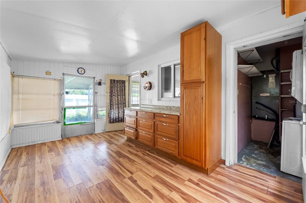 合同活跃: $144,900 (3 贝兹, 1 浴室, 851 平方英尺)