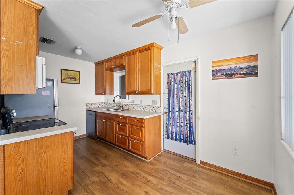 合同活跃: $144,900 (3 贝兹, 1 浴室, 851 平方英尺)