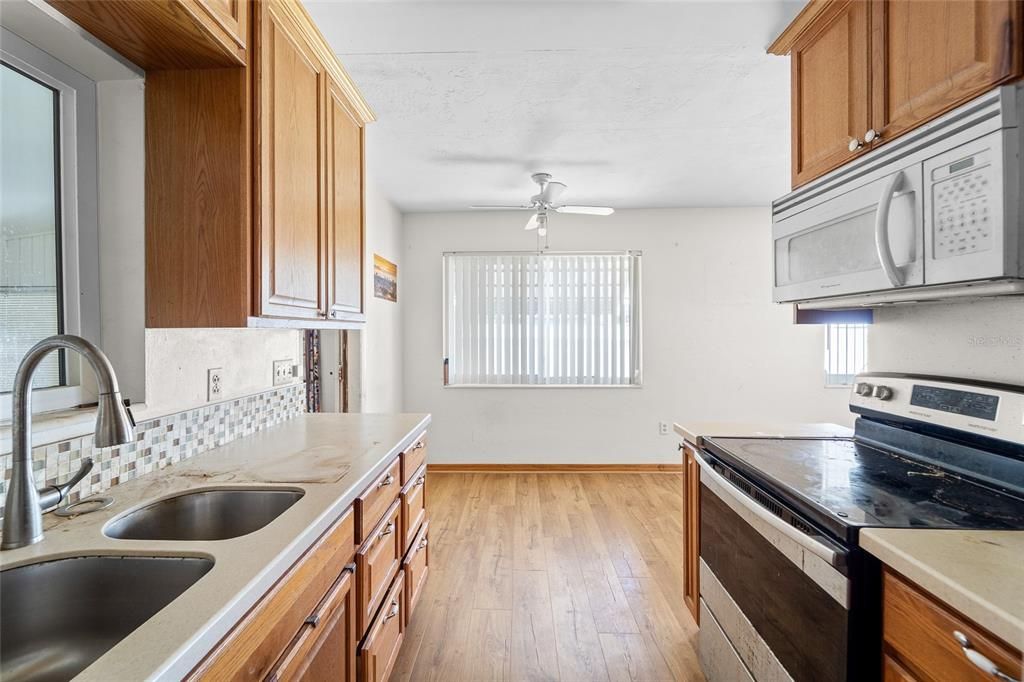 合同活跃: $144,900 (3 贝兹, 1 浴室, 851 平方英尺)