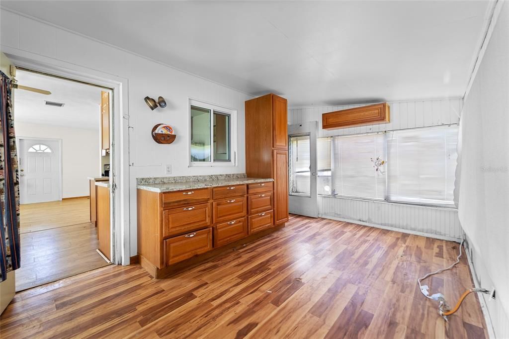 合同活跃: $144,900 (3 贝兹, 1 浴室, 851 平方英尺)