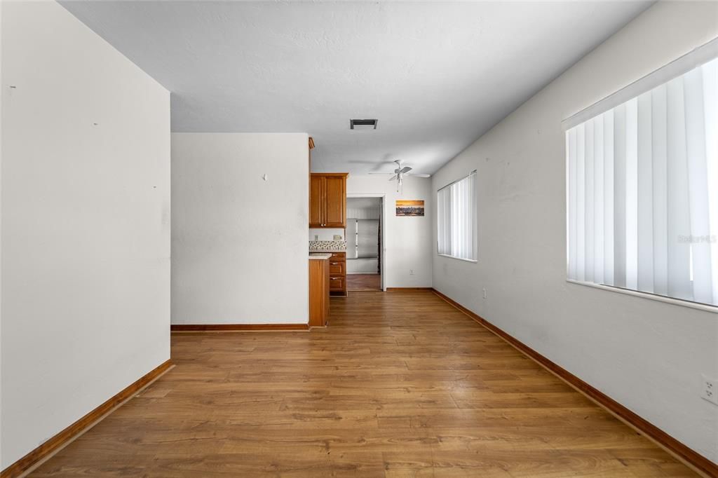 合同活跃: $144,900 (3 贝兹, 1 浴室, 851 平方英尺)