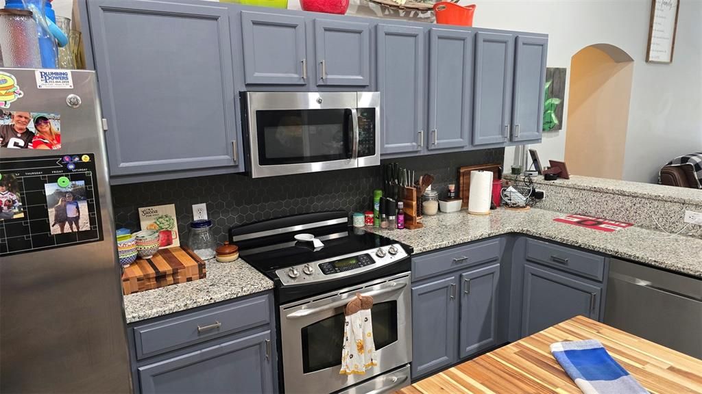 Под контрактом: $359,900 (3 спален, 2 ванн, 1846 Квадратных фут)