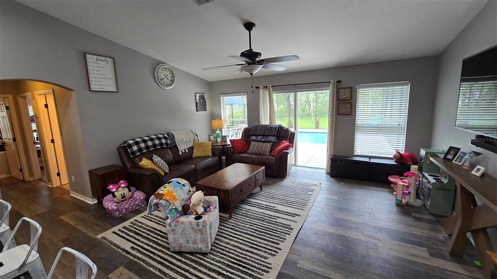 Под контрактом: $359,900 (3 спален, 2 ванн, 1846 Квадратных фут)