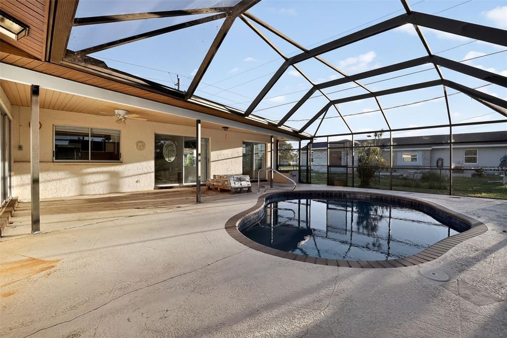 Activo con contrato: $225,000 (3 camas, 2 baños, 2011 Pies cuadrados)