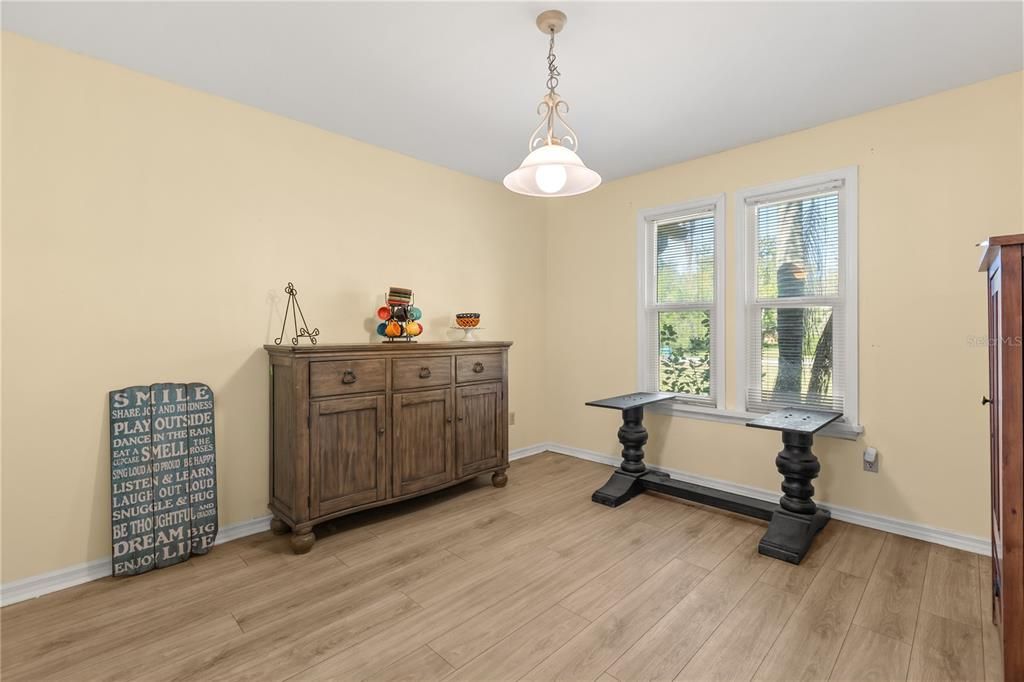 Под контрактом: $445,000 (4 спален, 2 ванн, 2155 Квадратных фут)