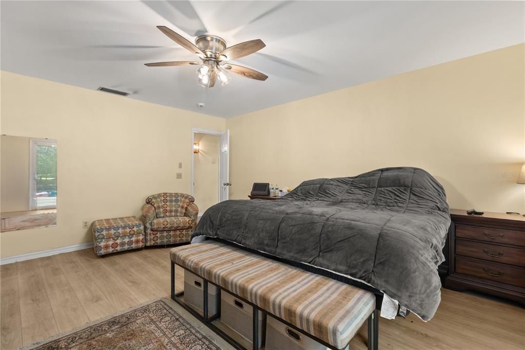 Под контрактом: $445,000 (4 спален, 2 ванн, 2155 Квадратных фут)