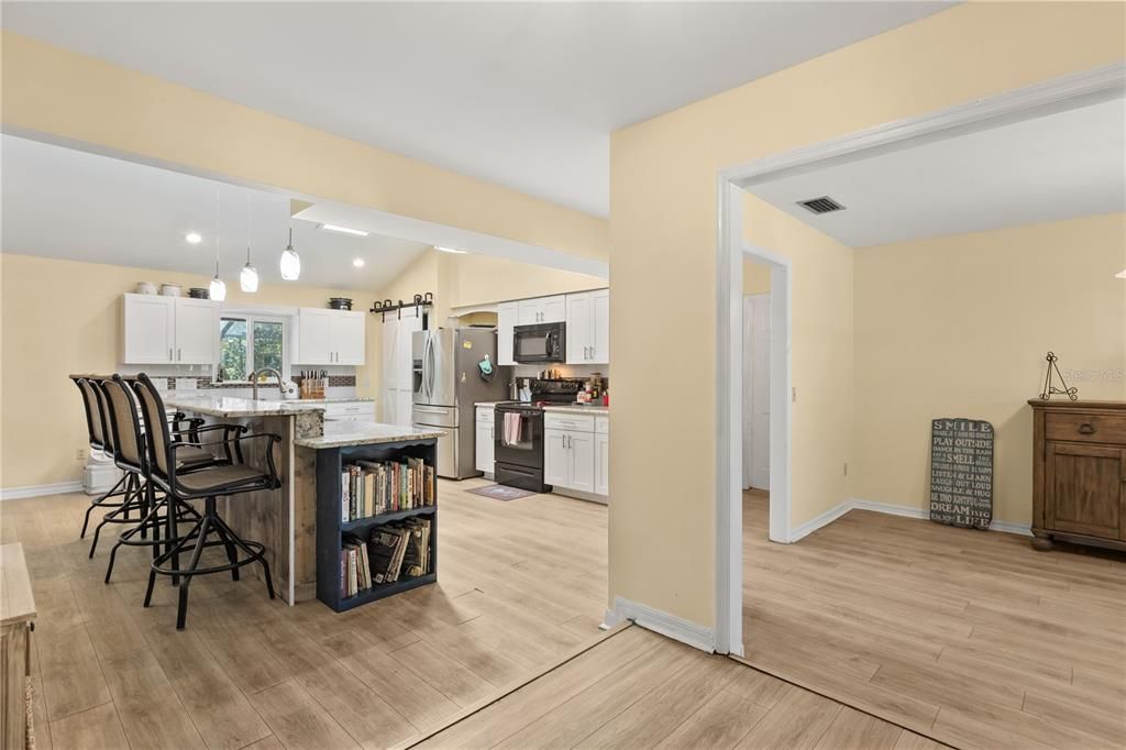 Под контрактом: $445,000 (4 спален, 2 ванн, 2155 Квадратных фут)