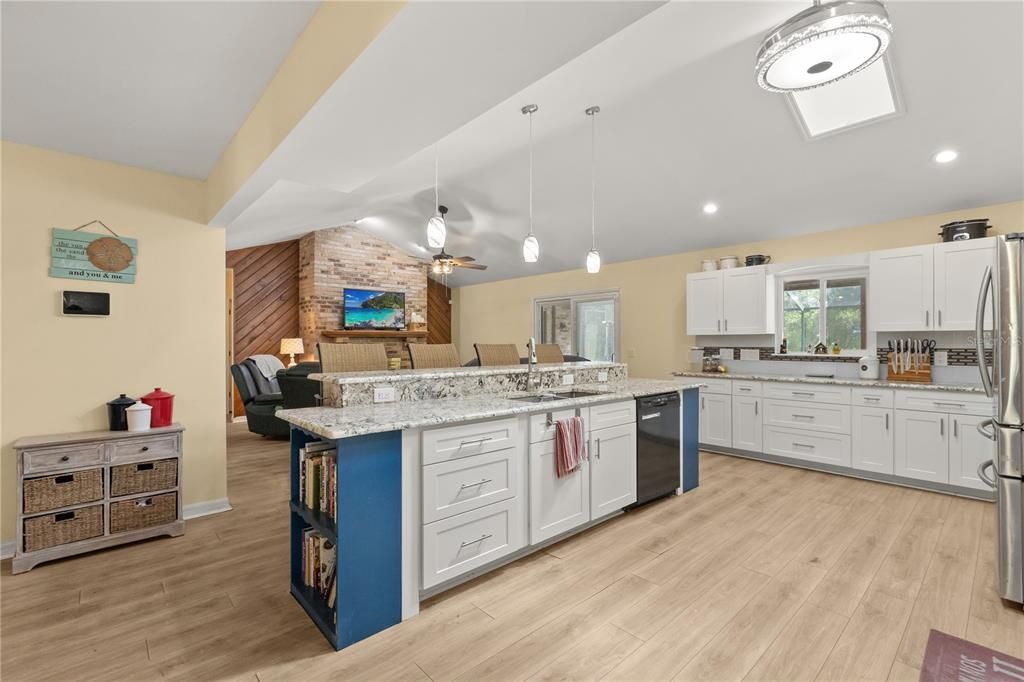 Под контрактом: $445,000 (4 спален, 2 ванн, 2155 Квадратных фут)