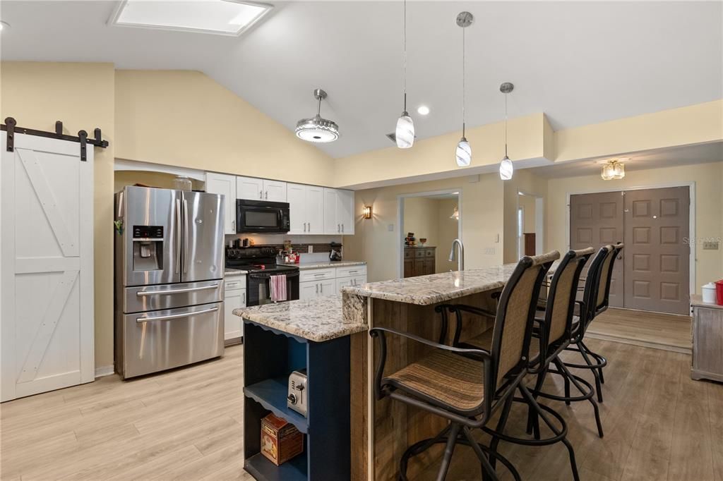 Под контрактом: $445,000 (4 спален, 2 ванн, 2155 Квадратных фут)