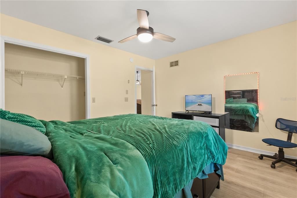 Под контрактом: $445,000 (4 спален, 2 ванн, 2155 Квадратных фут)