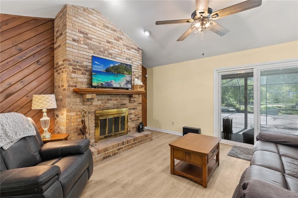 Под контрактом: $445,000 (4 спален, 2 ванн, 2155 Квадратных фут)