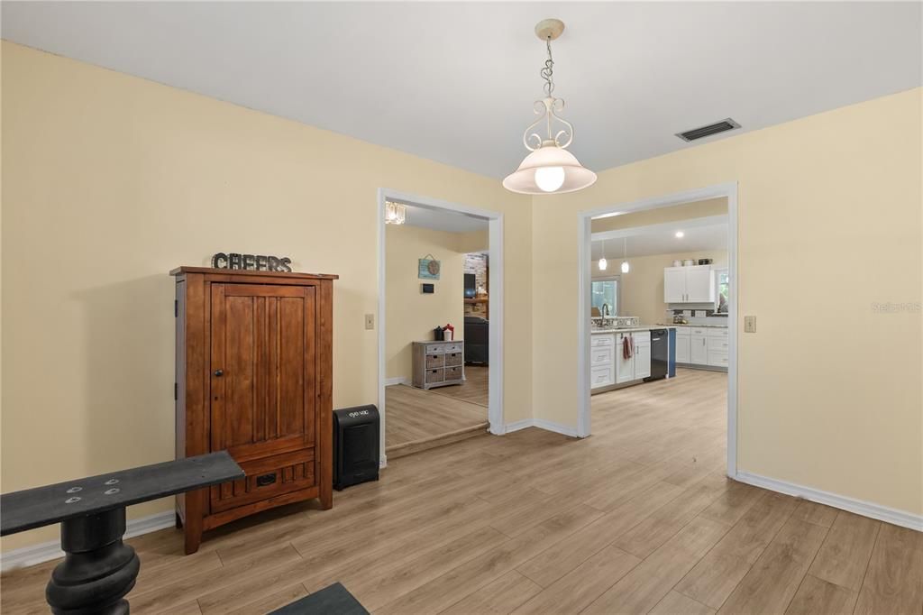 Под контрактом: $445,000 (4 спален, 2 ванн, 2155 Квадратных фут)