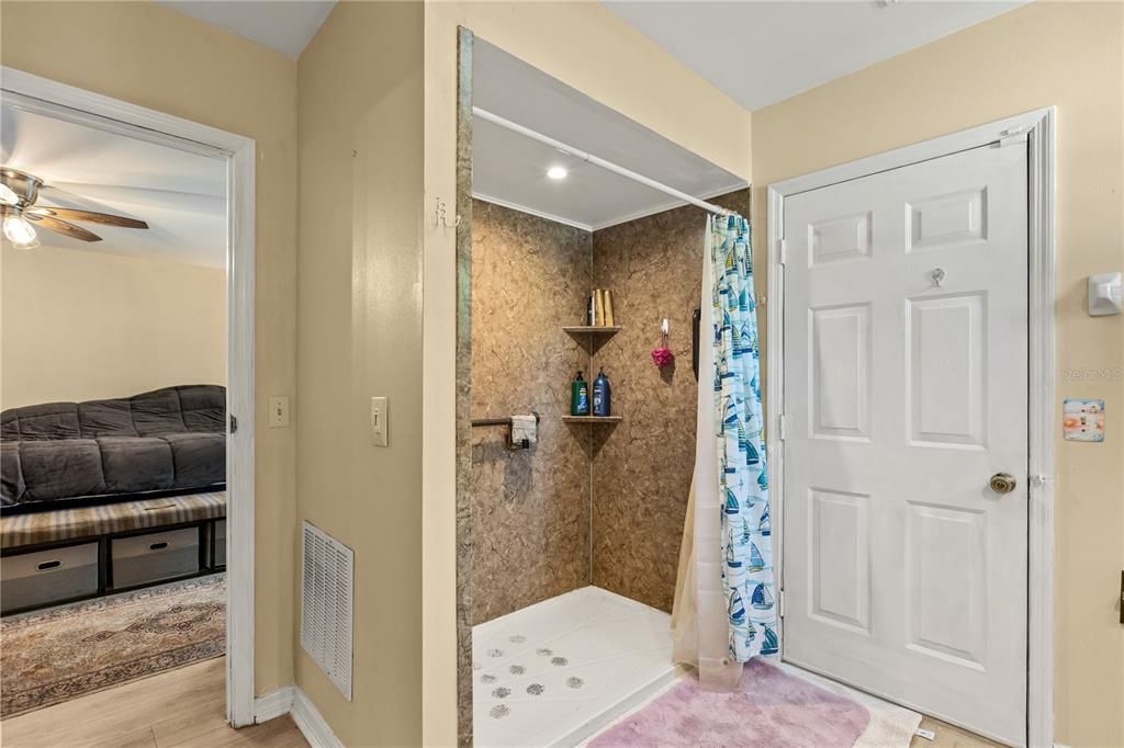 Под контрактом: $445,000 (4 спален, 2 ванн, 2155 Квадратных фут)