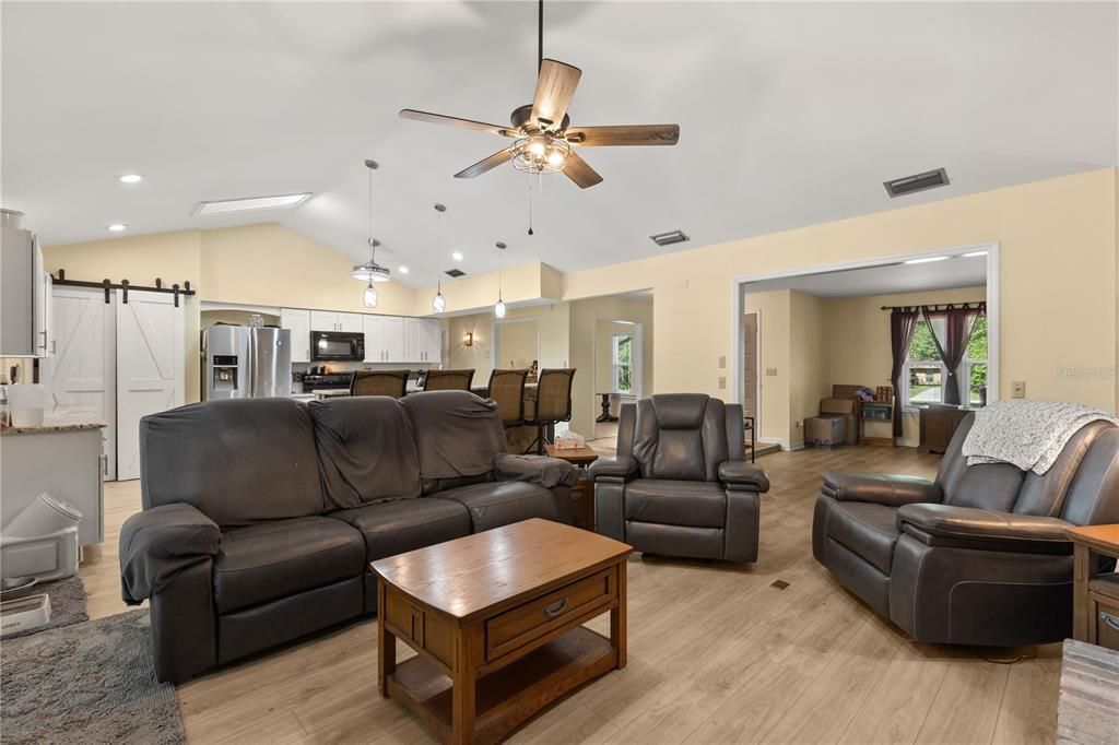 Под контрактом: $445,000 (4 спален, 2 ванн, 2155 Квадратных фут)