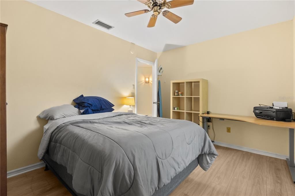 Под контрактом: $445,000 (4 спален, 2 ванн, 2155 Квадратных фут)