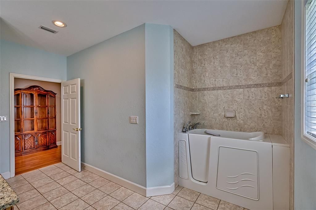 待售: $365,000 (3 贝兹, 2 浴室, 2643 平方英尺)