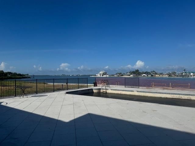 待售: $400,000 (0.27 acres)