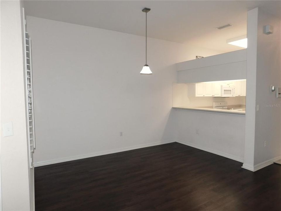 合同活跃: $2,600 (3 贝兹, 2 浴室, 2098 平方英尺)