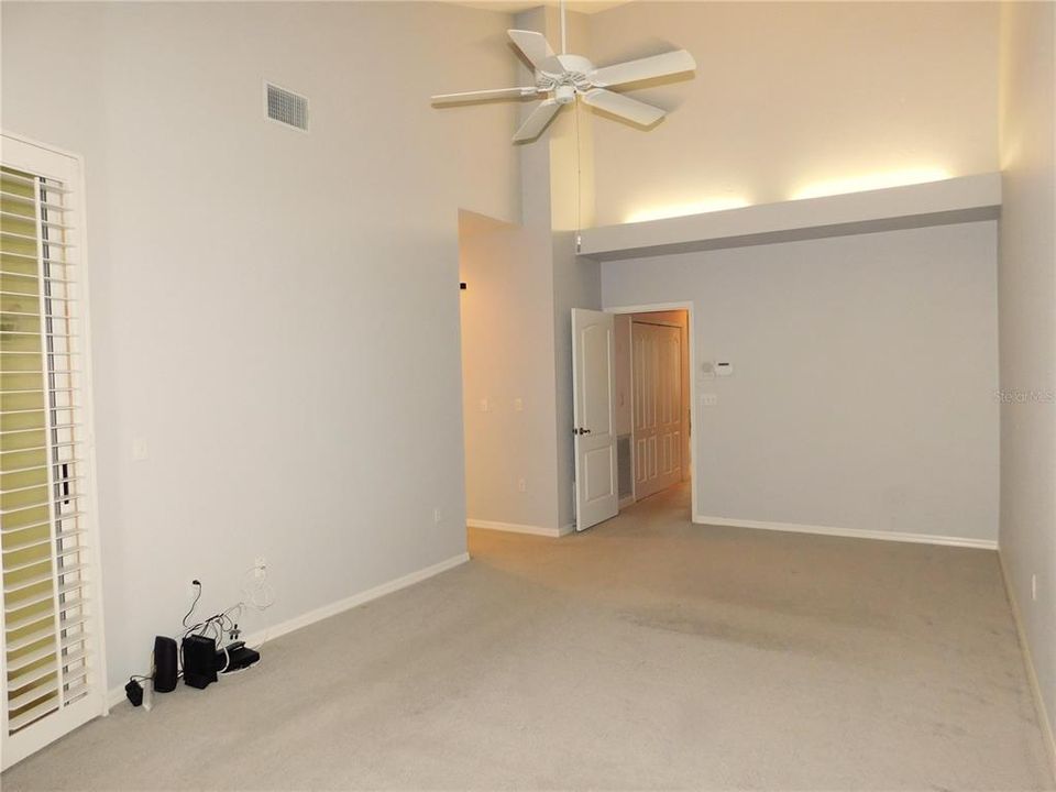 合同活跃: $2,600 (3 贝兹, 2 浴室, 2098 平方英尺)