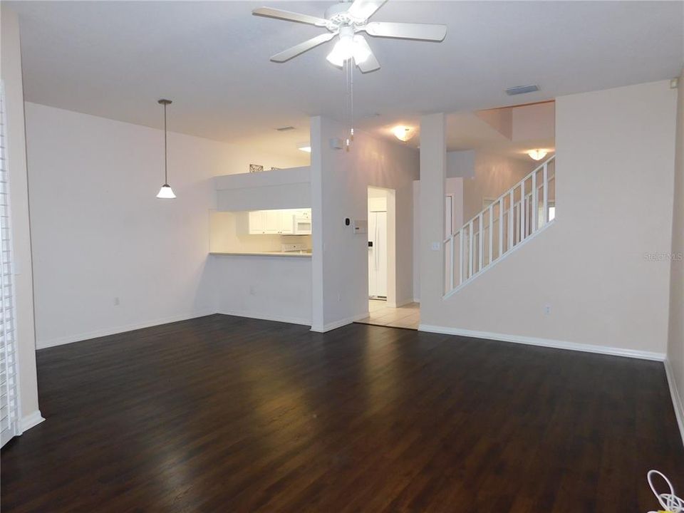 合同活跃: $2,600 (3 贝兹, 2 浴室, 2098 平方英尺)