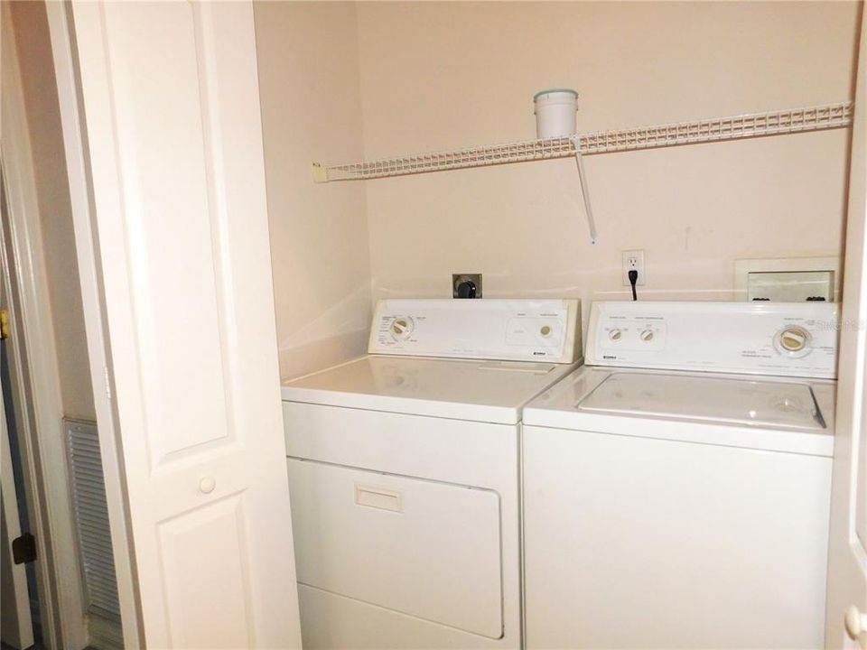 合同活跃: $2,600 (3 贝兹, 2 浴室, 2098 平方英尺)