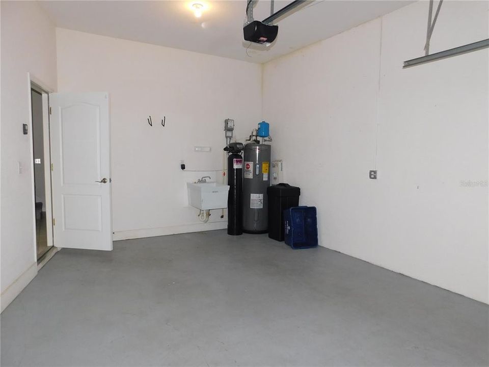 合同活跃: $2,600 (3 贝兹, 2 浴室, 2098 平方英尺)