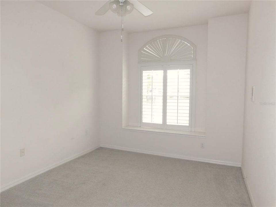 合同活跃: $2,600 (3 贝兹, 2 浴室, 2098 平方英尺)