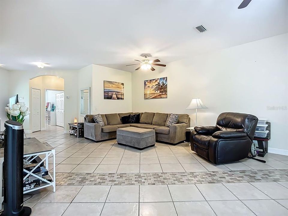 待售: $330,000 (3 贝兹, 2 浴室, 1859 平方英尺)