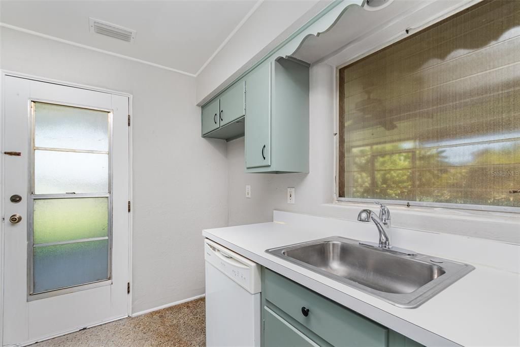 For Sale: $227,500 (2 beds, 1 baths, 1175 Square Feet)