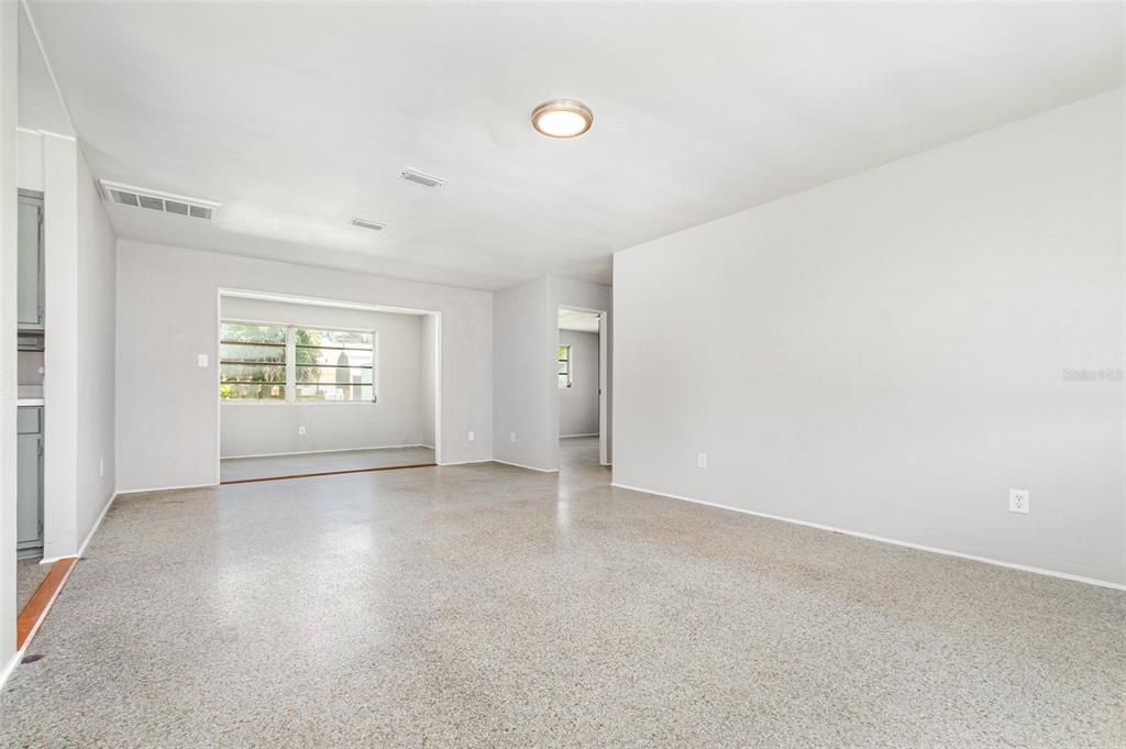 For Sale: $227,500 (2 beds, 1 baths, 1175 Square Feet)