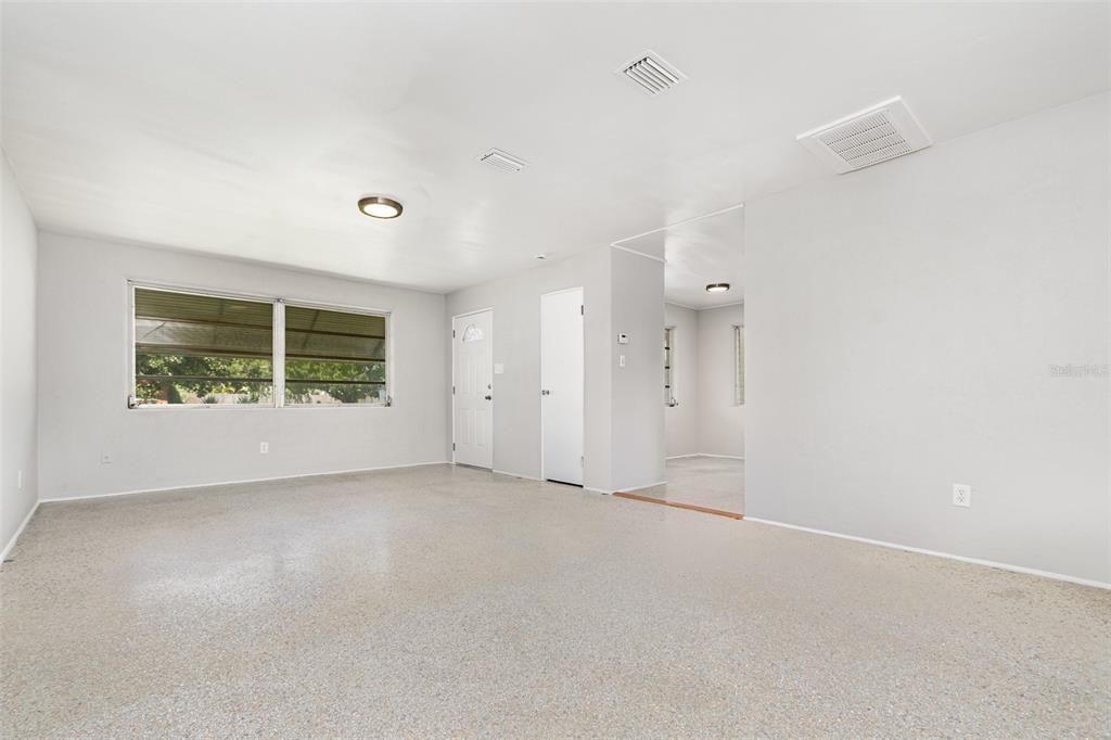 For Sale: $227,500 (2 beds, 1 baths, 1175 Square Feet)