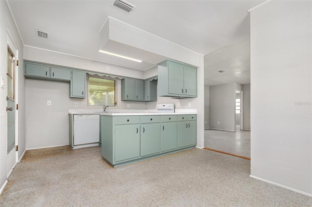 For Sale: $227,500 (2 beds, 1 baths, 1175 Square Feet)