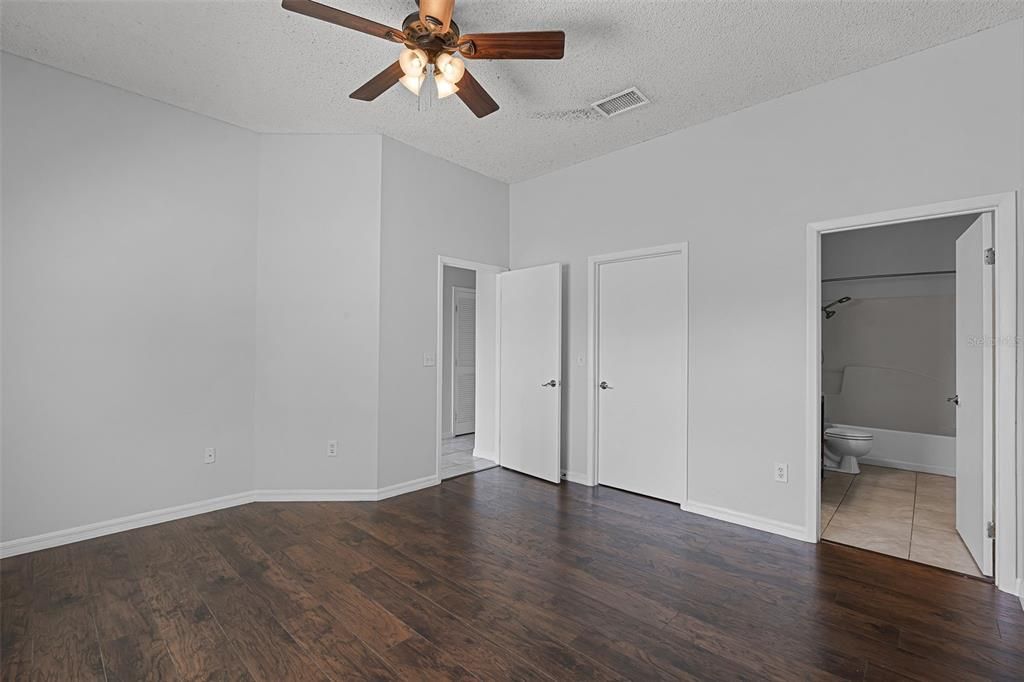 Под контрактом: $235,000 (2 спален, 2 ванн, 1098 Квадратных фут)