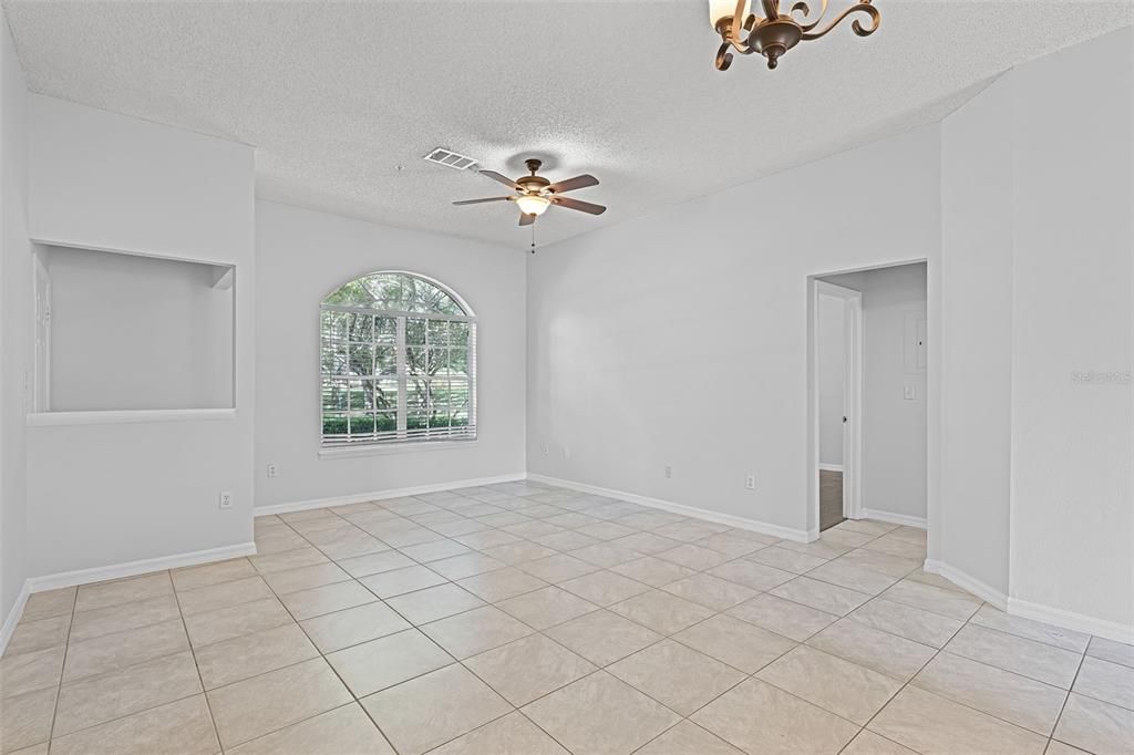 Под контрактом: $235,000 (2 спален, 2 ванн, 1098 Квадратных фут)