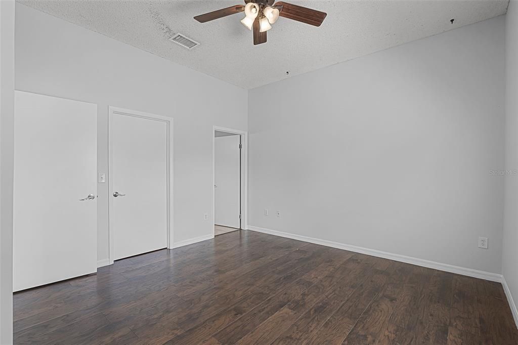 Под контрактом: $235,000 (2 спален, 2 ванн, 1098 Квадратных фут)