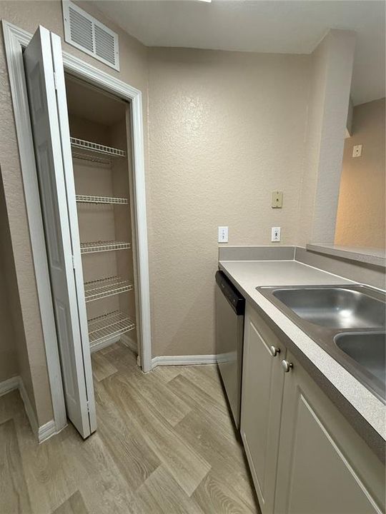 待售: $160,000 (1 贝兹, 1 浴室, 792 平方英尺)