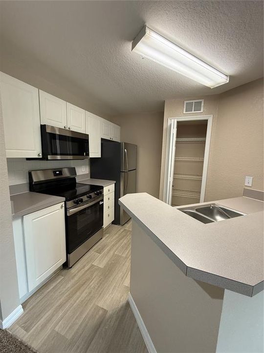 待售: $160,000 (1 贝兹, 1 浴室, 792 平方英尺)