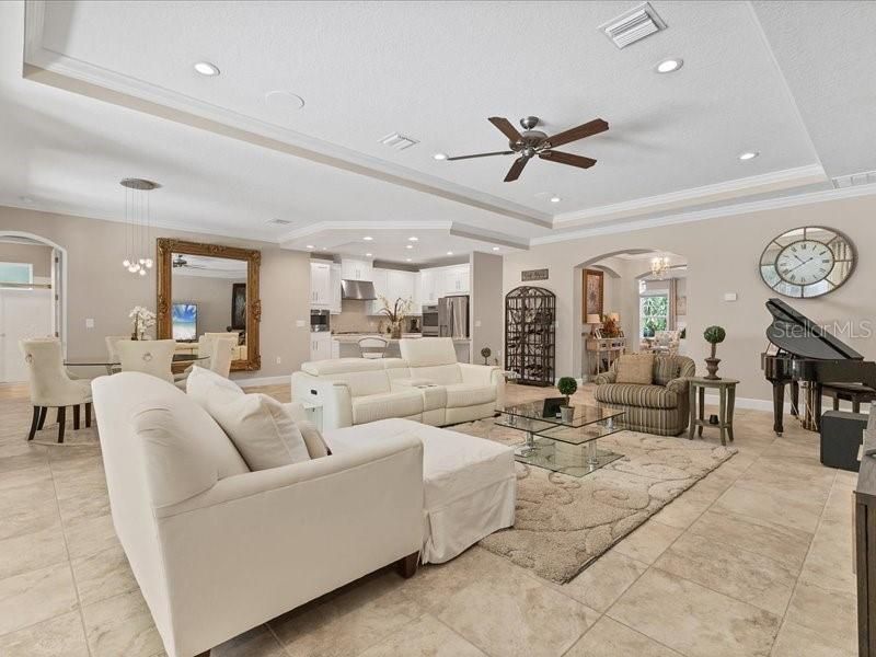 En Venta: $789,000 (5 camas, 3 baños, 3228 Pies cuadrados)