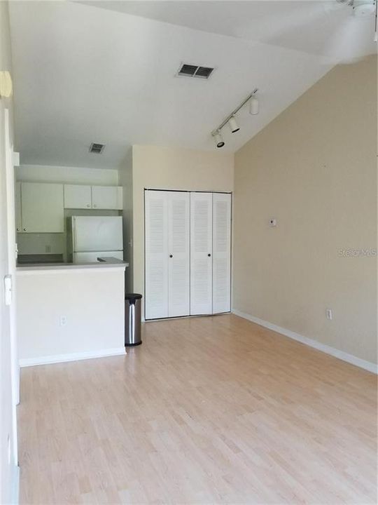 Под контрактом: $1,350 (1 спален, 1 ванн, 554 Квадратных фут)