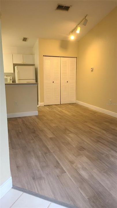 Под контрактом: $1,350 (1 спален, 1 ванн, 554 Квадратных фут)