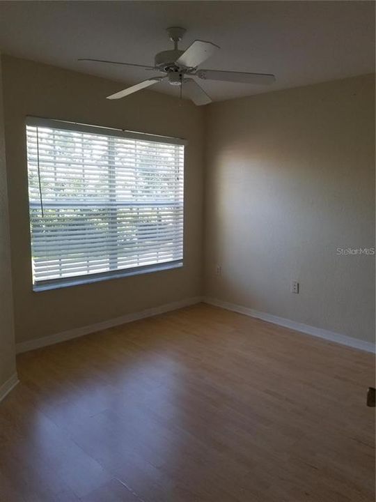 Под контрактом: $1,350 (1 спален, 1 ванн, 554 Квадратных фут)