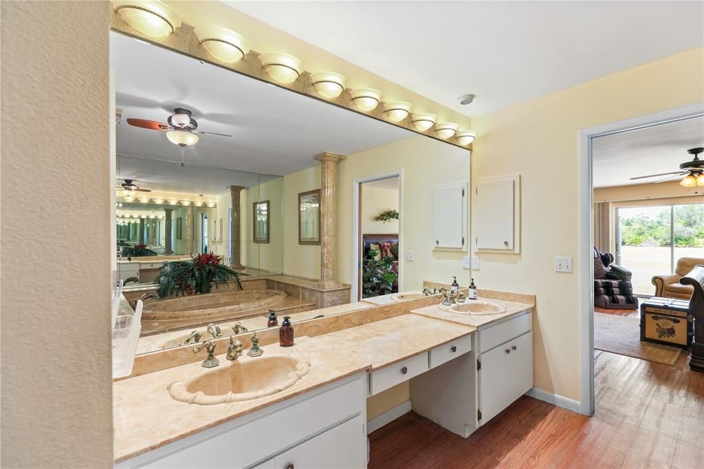 待售: $829,000 (4 贝兹, 2 浴室, 3259 平方英尺)