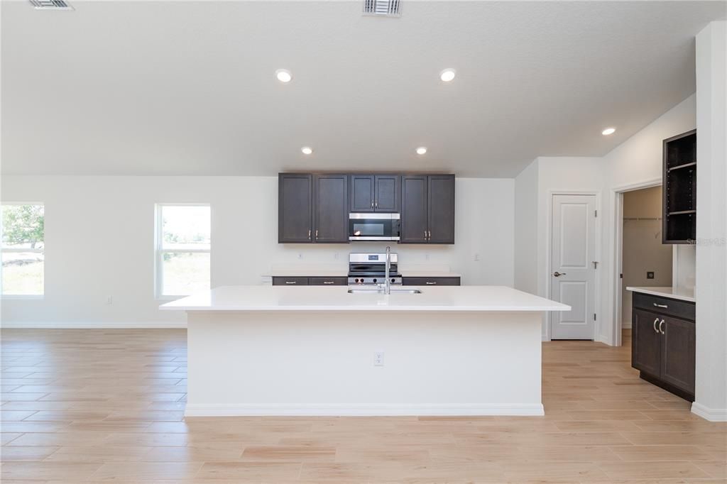 待售: $297,900 (4 贝兹, 2 浴室, 1946 平方英尺)